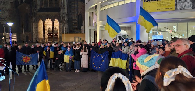 Vier Jahre Krieg gegen die Ukraine: 168. Mahnwache auf dem Ulmer Münsterplatz